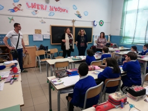 Consegna borracce alle scuole primarie e medie della citt&agrave;.