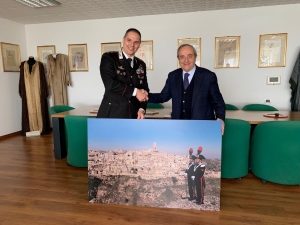 Carabinieri nei Sassi, il Comandante generale dell&rsquo;Arma regala alla citt&agrave; un pannello fotografico