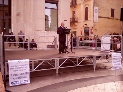 Il sindaco in piazza ai materani: "Non mi dimetto. Sono costruttore di futuro"