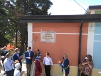 &Egrave; stata scoperta oggi la targa che intitola la Scuola dell&rsquo;Infanzia di Via Frangione alla pediatra Augusta PEZZI